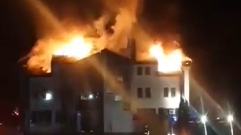 (VIDEO) Publikohen pamje nga djegia e restorantit në Klinë