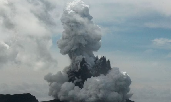 Pamje të shpërthimit masiv të vullkanit në Tonga