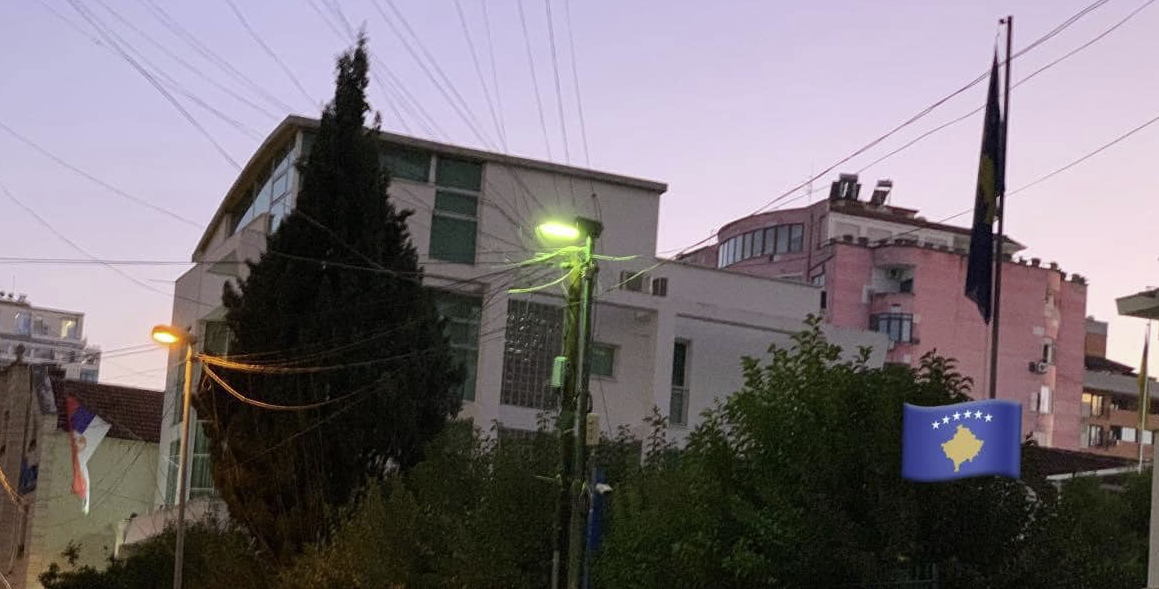 A e dini: Në Shqipëri flamuri i ambasadës së Kosovës valëvitet para hundëve të ambasadës së Serbisë