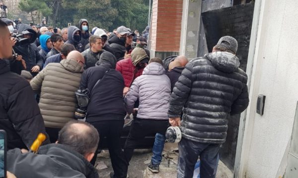 Protesta e Berishës, një i plagosur paraqitet te “Trauma”