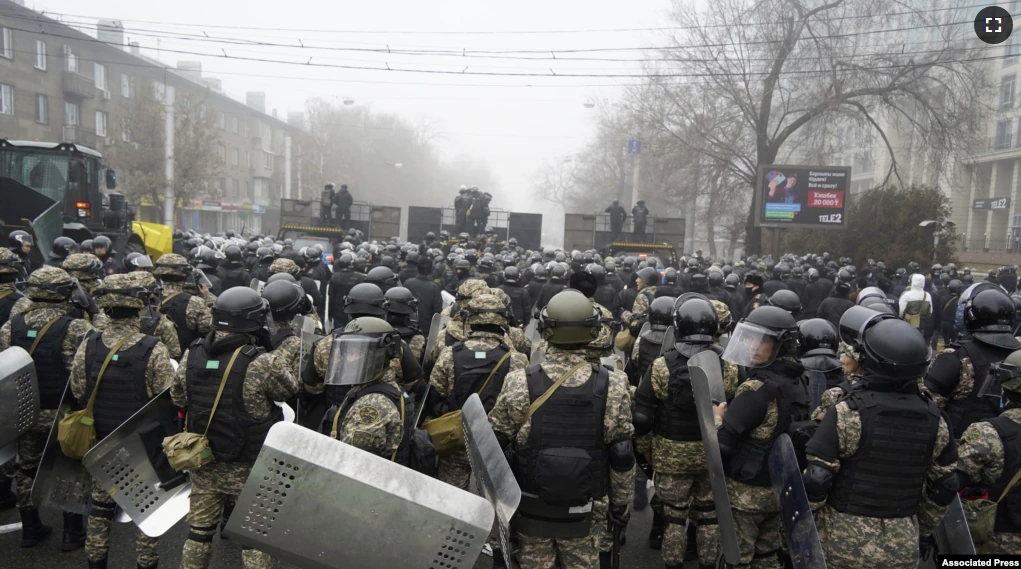 Vazhdon dhuna në Kazakistan, SHBA ndjek me kujdes hyrjen e forcave të udhëhequra nga Rusia