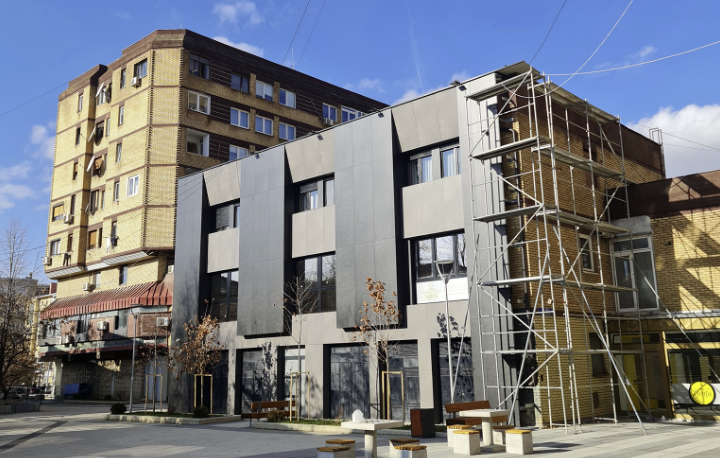 Inxhinier Leka paraqet objektin në Prishtinë që po ndërron pamje, e quan “shkelje ligjore”