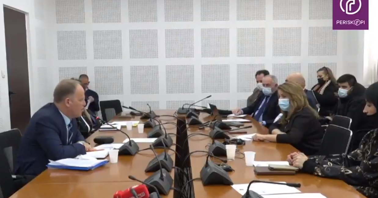 ​Deputetët e opozitës largohen nga komisioni, Krasniqi vazhdon raportimin vetëm para deputetëve të pozitës