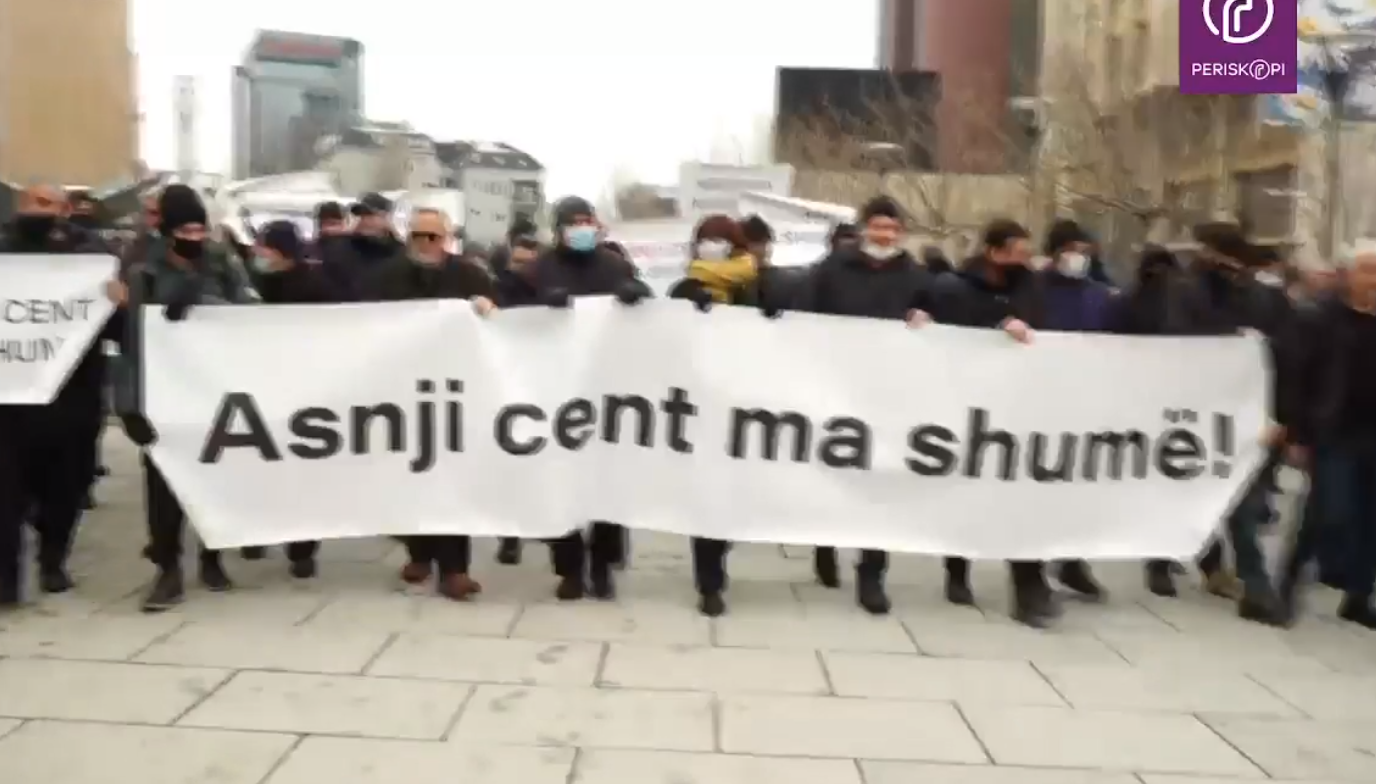  ‘Albin rrenci, Albin mashtruesi’: Brohorasin protestuesit në qendër të Prishtinës kundër shtrenjtimit të rrymës