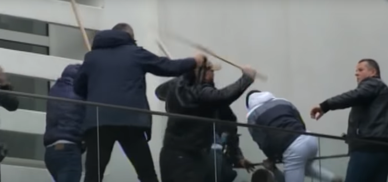 Publikohet video e rrahjes brutale mes përkrahësve të Berishës e Bashës në protestë