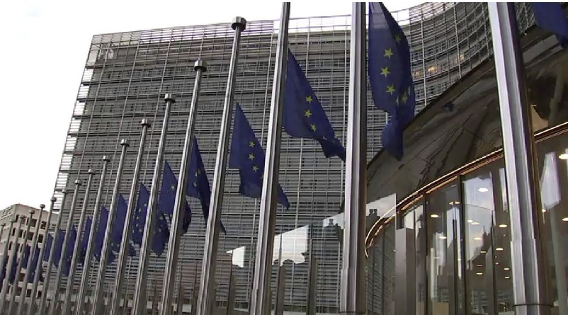 Në zi për Sassolin: Flamujt e BE-së vendosen në gjysmështizë