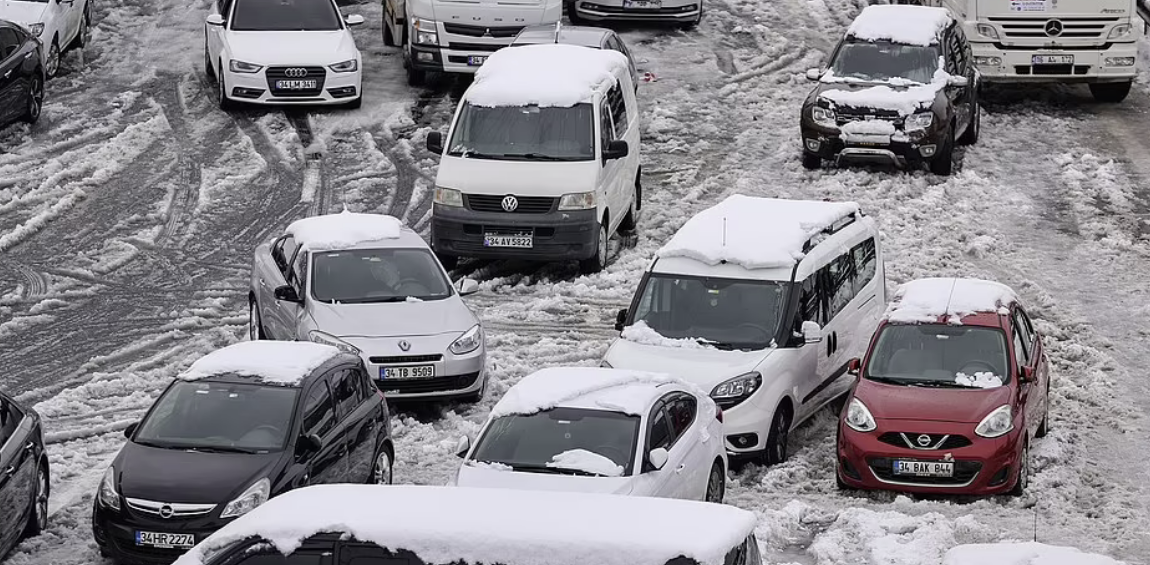 Ngrin Greqia, ngrin Turqia: Stuhia e borës çon dy shtetet ‘në pushime’