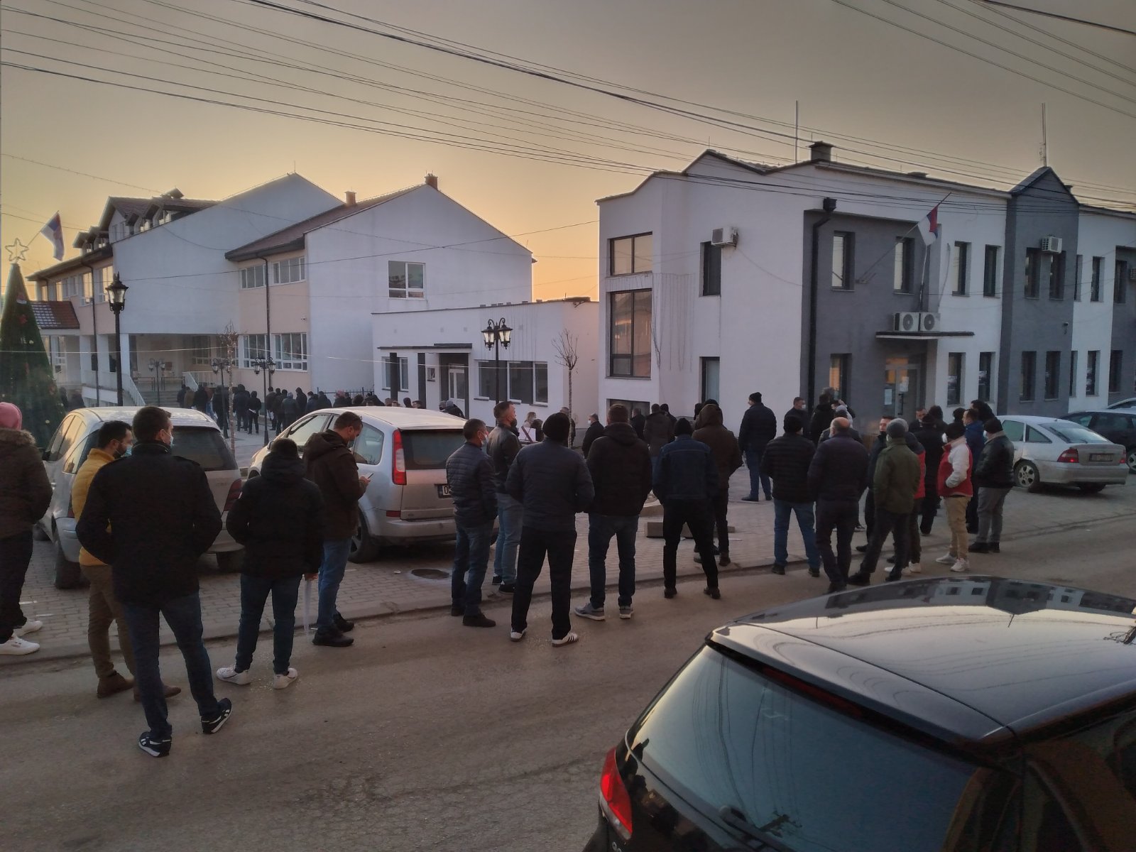 Serbët e Anamoravës nisen në Vranjë për të votuar në referendumin e palejuar në Kosovë