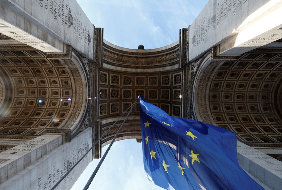 Flamuri i BE-së largohet nga Harku i Triumfit në Paris