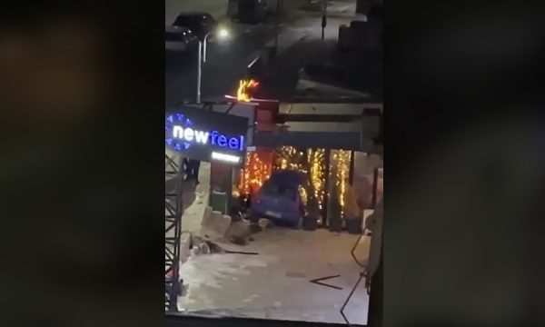 Aksident në Prishtinë: Vetura hyn në një lokal në “Rrugën C” (VIDEO)