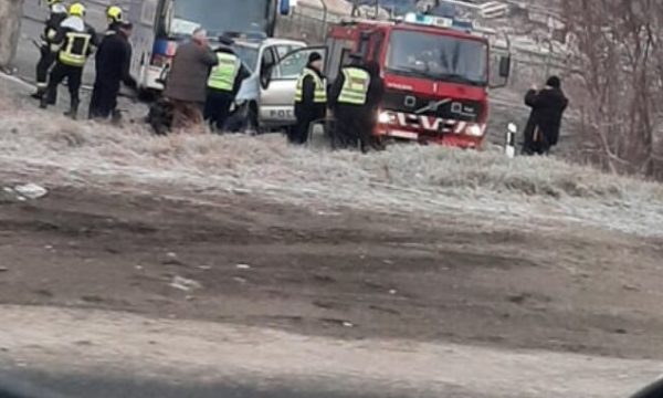 Katër persona bëhen për spital nga aksidenti i rëndë i veturës së policisë dhe një autobusi në Mitrovicë