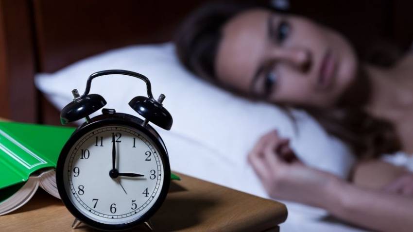 Ekspertët rekomandojnë: Kjo është koha ideale për të fjetur