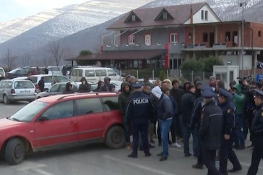 Goxha tollovi: Njerëzit u ndalën në kufi, Ministri thotë se nuk i kanë kërkuar tri doza