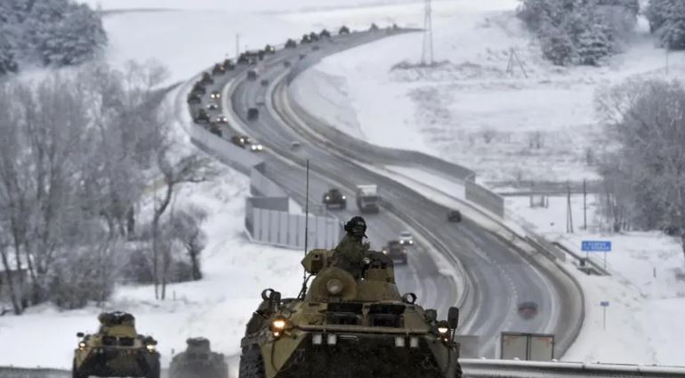 Tensionet vetëm sa shtohen: Rusia rrit numrin e forcave afër kufirit me Ukrainën