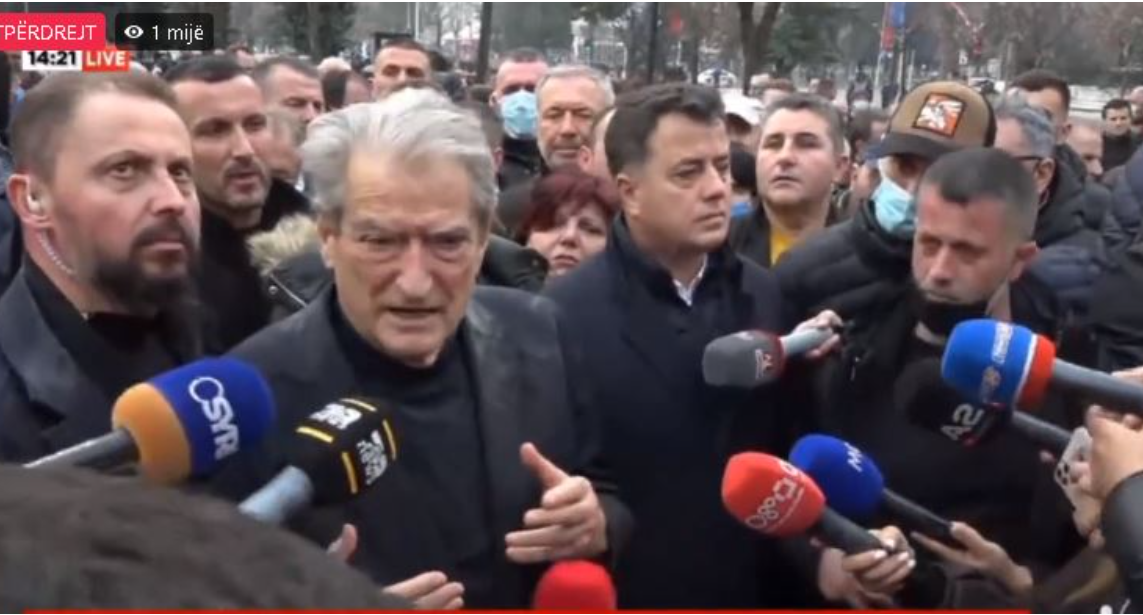 Nuk e mori dot selinë, Berisha mbyll protestën: Shpërndahuni!