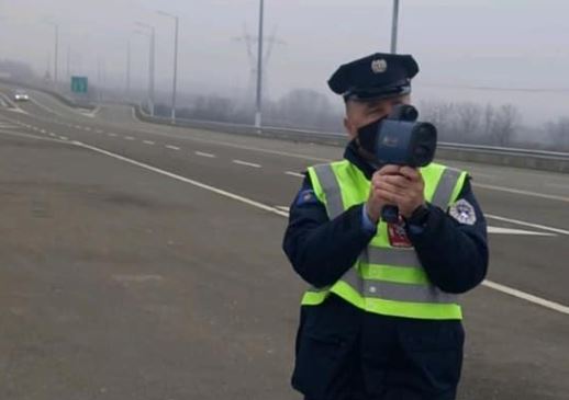 Ferizaj: Tejkaloi shpejtësinë e lejuar, 20-vjeçari gjobitet me 300 euro dhe ndalim të vozitjes për 6 muaj