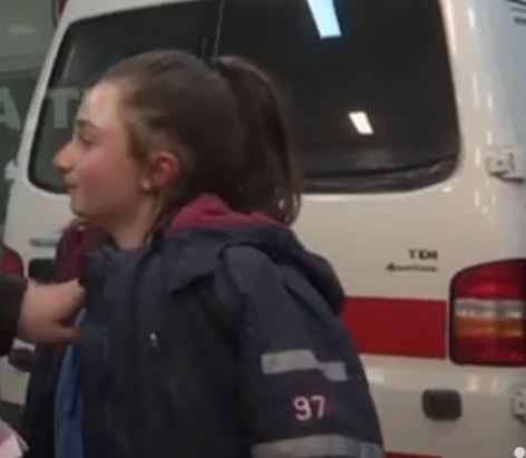 E sulmuan qentë endacakë, 12-vjeçarja rrëfen momentin e tmerrshëm (Video)