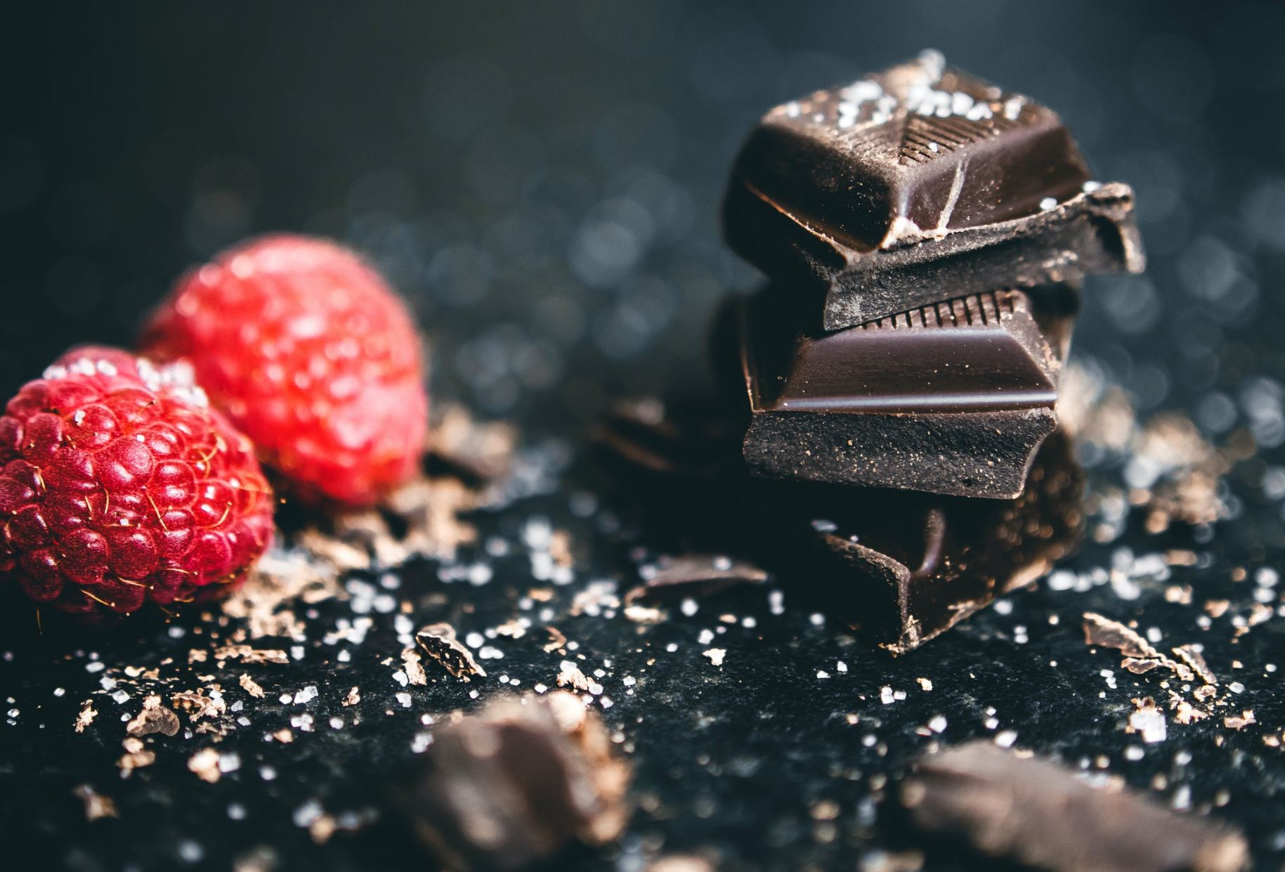 Çokollata e zezë na bën më të lumtur, ja çfarë kanë zbuluar studiuesit
