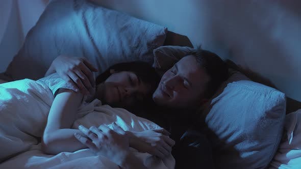 Seksi në gjumë: Çfarë është seksomnia dhe a e keni përjetuar?