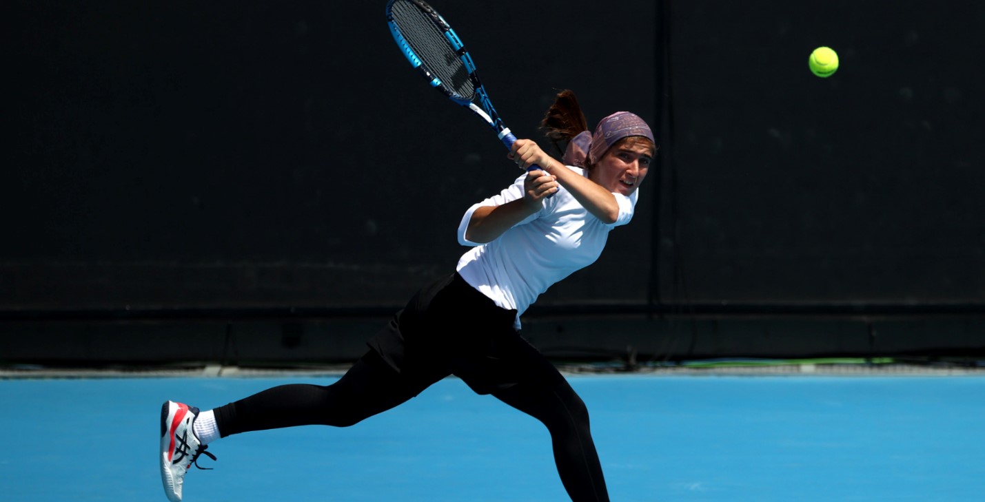 Me mbulesë në kokë dhe mëngë të gjata: Iranianja 17-vjeçare bën historinë në Australian Open