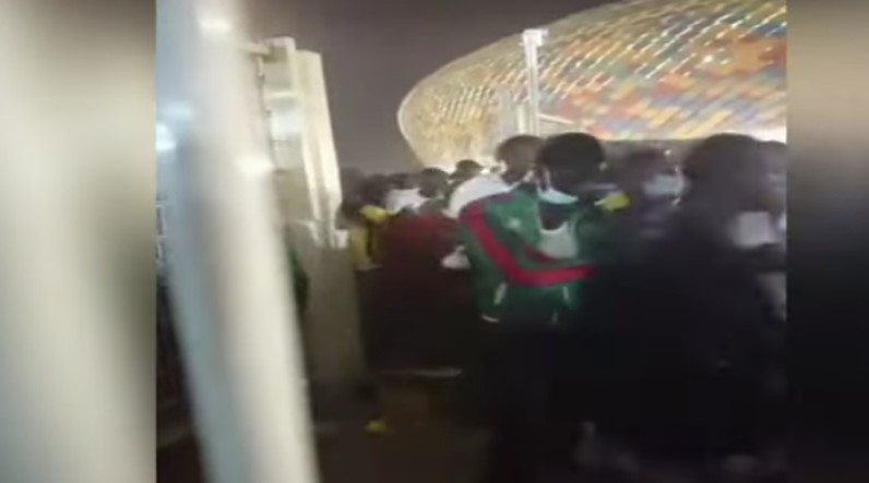 Tetë të vdekur dhe dhjetëra të plagosur nga mbipopullimi në stadium: Nuk shtyhen ndeshjet në Kupën e Afrikës