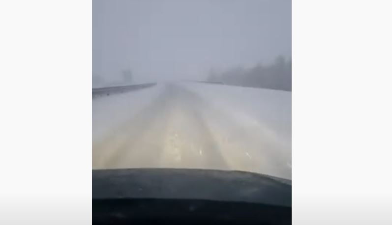 Sërish bora ‘befasuese’ për shtetin, autostrada ‘Arbër Xhaferi’ në gjendje katastrofale