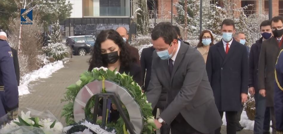 Kurti homazhe tek varri i Rugovës: Sot me Osmanin i vendosëm një kurorë me lule të freskëta