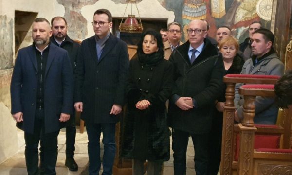 Goran Rakiqi me Srpskan e shoqëron Petkoviqin në Manastirin e Graçanicës