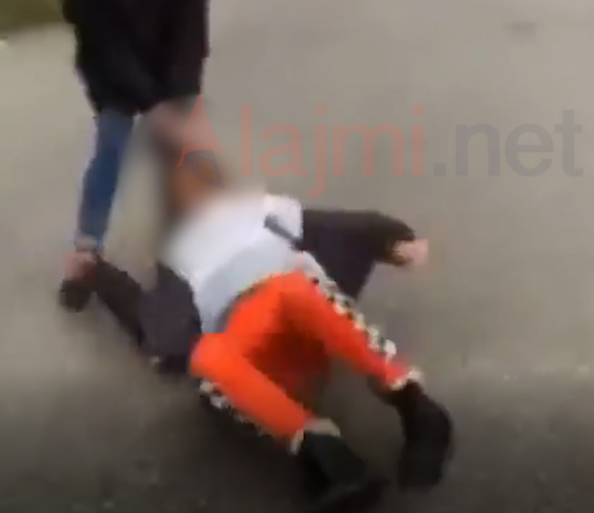 Shokuese, pamje të rënda: Vajza nga Shtimja rrihet brutalisht dhe tërhiqet zvarrë në rrugë nga moshatarja e saj