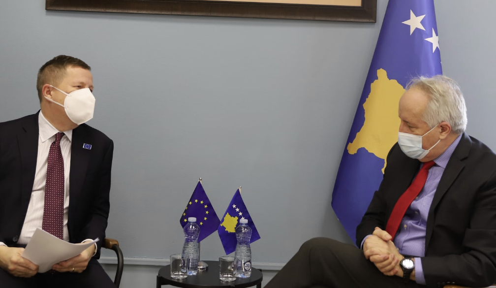 Ministri i Shëndetësisë takon shefin e BE-së në Kosovë: Foto nga takimi ka një detaj interesant, nuk i ka të veshura “këpucët e lopçarit”