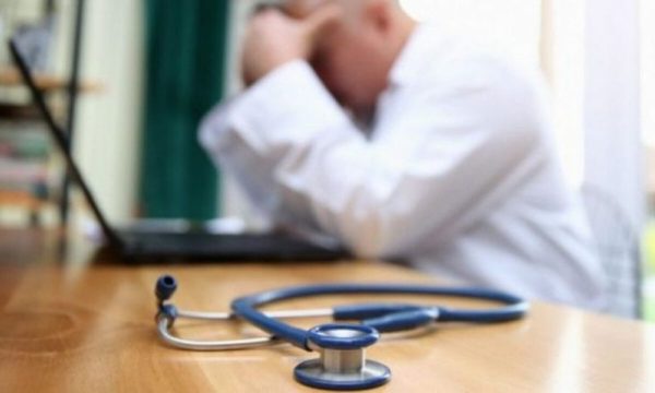 Mbi 500 mjekë në Kosovë janë të papunë