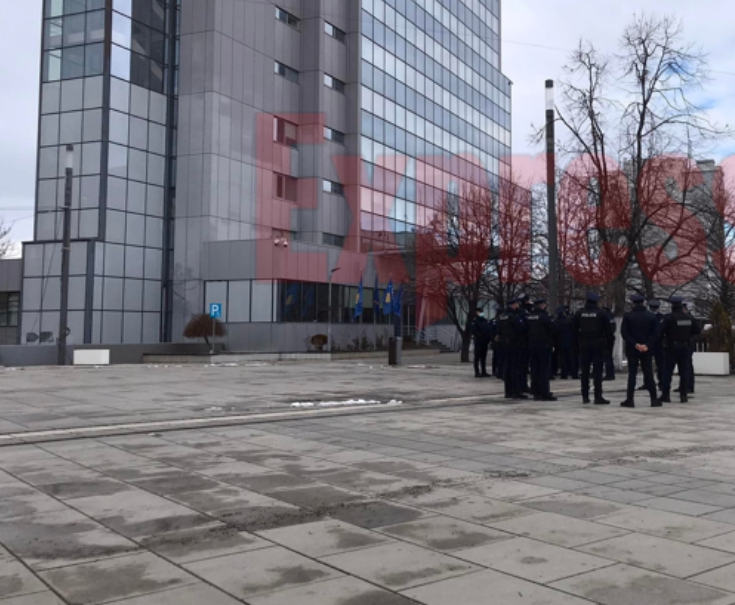 Policia vendoset para objektit të Qeverisë, pak para protesës së PSD’së