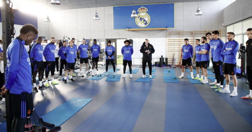 Vdekja e legjendës së klubit, Real Madridi e nderon me një minutë heshtje para stërvitjes