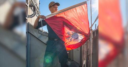 Momentet filmike: Flamuri shqiptar valëvitet në aeroplanmbajtësen amerikane (VIDEO)