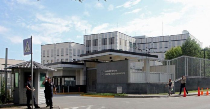 ​SHBA urdhëron familjarët e stafit të ambasadës të largohen nga Ukraina