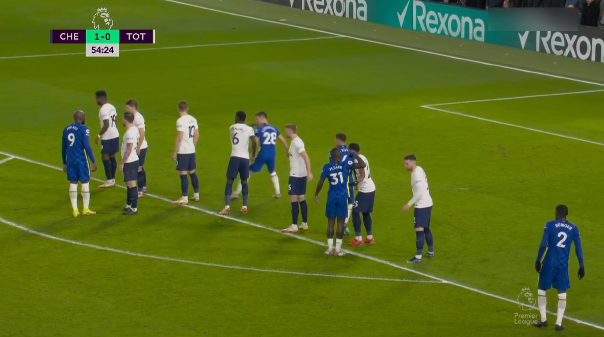 Chelsea po tregon dhëmbët kundër Tottenhamit: Thiago Silva qëllon saktë me kokë