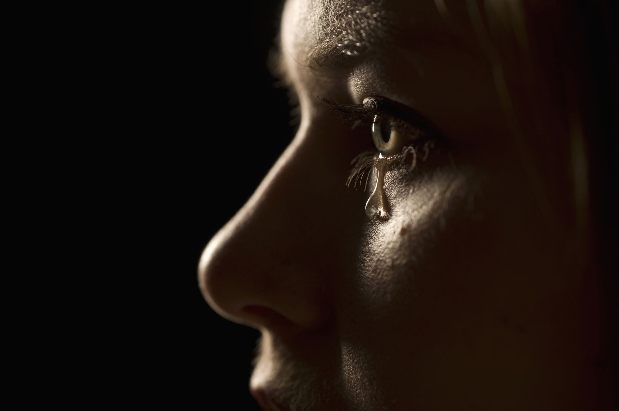 E dini çfarë i bëjmë lëkurës sa herë qajmë?