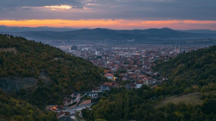 Shqiptarët po i shesin me të madhe shtëpitë në veri, i blen Qeveria e Serbisë