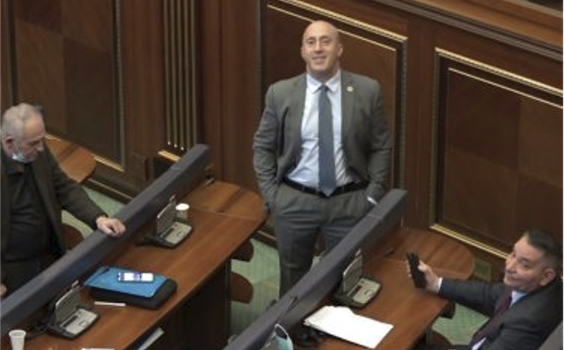 Ramush Haradinaj dëgjon muzikë në Kuvend (VIDEO)