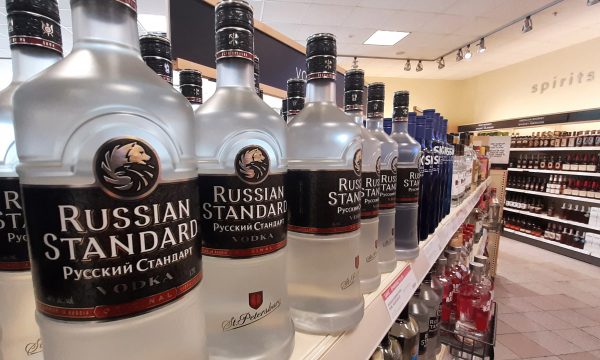 S’ka më vodkë ruse, super-marketet britanike e heqin nga raftet