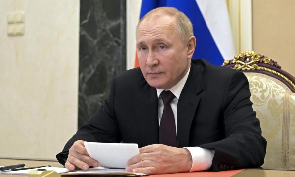 Ish-kryeministri rus: Besoj se Putin do të largohet nga posti brenda 3 muajve