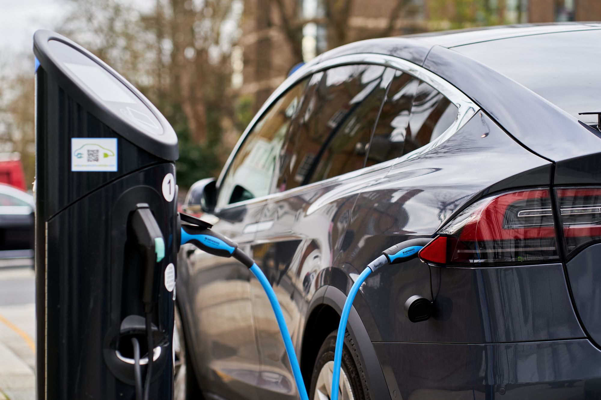 Hulumtimi zbulon se veturat me benzin dhe naftë janë më të mira se ato elektrike