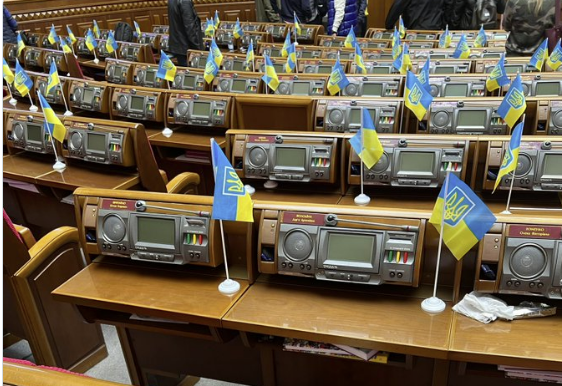 Kohë lufte, por parlamenti i Ukrainës vazhdon punën e votohen ligje