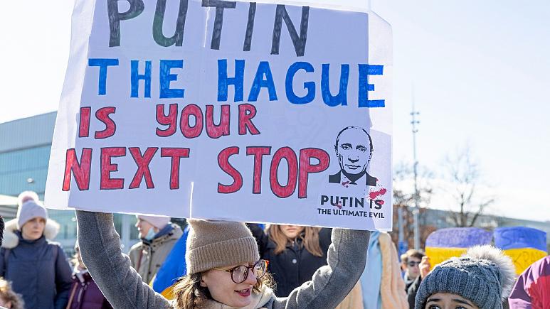 Qysh mund të arrestohet Vladimir Putini për krime lufte?  