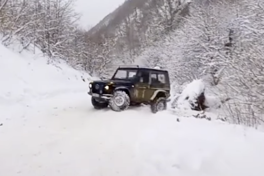 Kosovari shpëton mrekullisht që të mos bie në humnerë, vetura i rrëshqet në borë