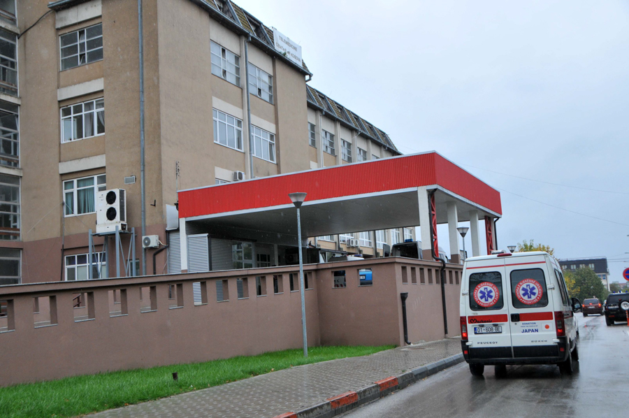 Prishtinasi kallëzim penal ndaj kirurgut: Më la fasha në trup, pësova infeksion
