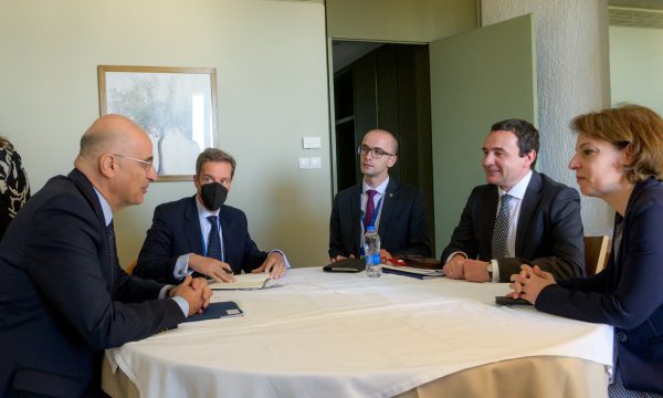 Gërvalla thoshte nuk i lutemi për njohje Greqisë: Si kërkoi Kurti dje njohjen e sot të dy u takuan me ministrin grek