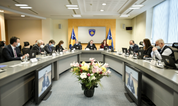 Kurti mbledh ministrat pas marrëveshjes me Serbinë