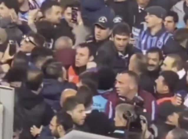 Kur ka tollovi kërset edhe ‘dajaki’ – Tifozët e Trabzonsporit dalin jashtë vetit, sulmojnë portierin kundërshtar