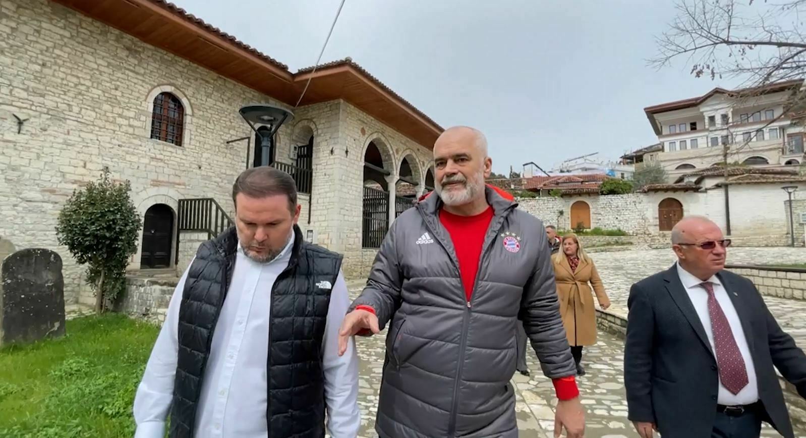 Rama në rolin e inspektorit, i tregon kryebashkiakut të Beratit merakun e tij